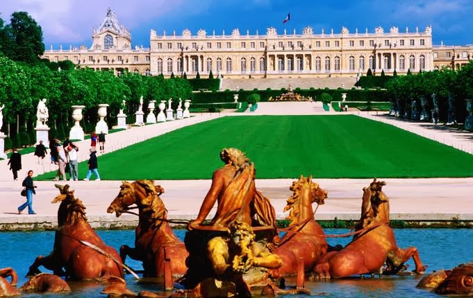 Visitantes no Palácio de Versalhes na França Visitantes no Palácio de Versalhes na França