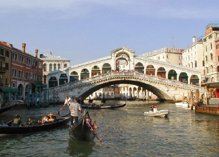 Ponte di Rialto em Veneza na Itália durante o dia Ponte di Rialto em Veneza na Itália durante o dia