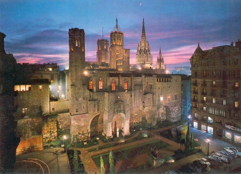 Catedral de Barcelona na Espanha vista de longe Catedral de Barcelona na Espanha vista de longe