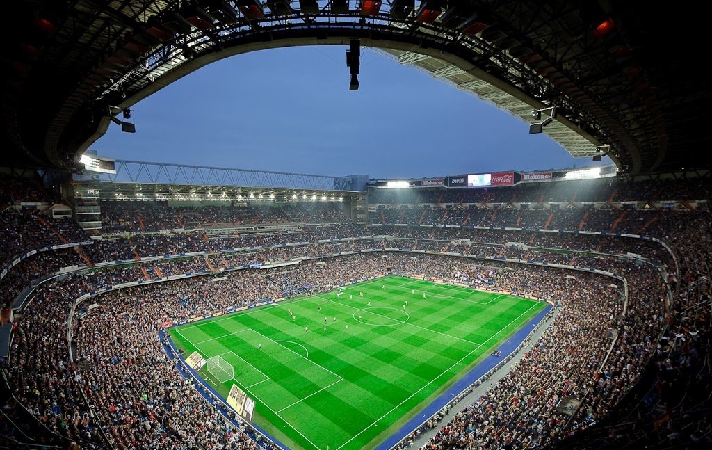 Partida de futebol no Estádio Santiago Bernabéu em Madri Partida de futebol no Estádio Santiago Bernabéu em Madri