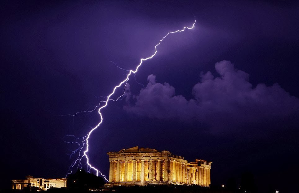 Pártenon em Atenas na Grécia iluminado e raio no céu Pártenon em Atenas na Grécia iluminado e raio no céu