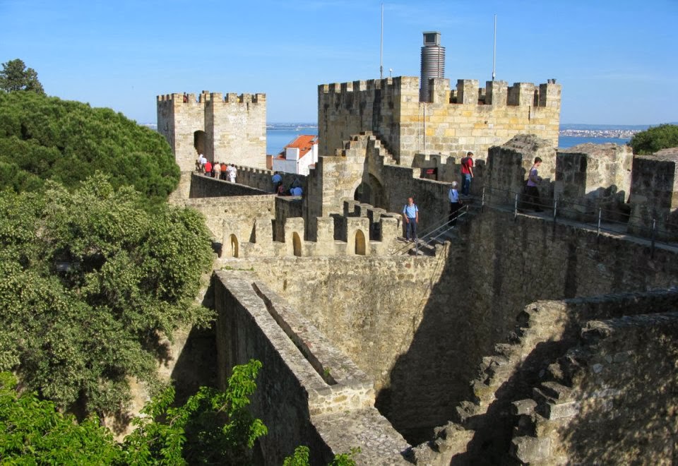 Visitantes no Castelo de São Jorge em Lisboa Visitantes no Castelo de São Jorge em Lisboa
