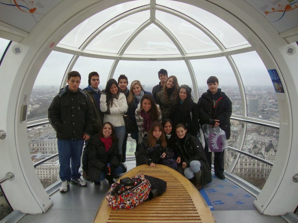 Visitantes na roda gigante London Eye em Londres na Inglaterra Visitantes na roda gigante London Eye em Londres na Inglaterra