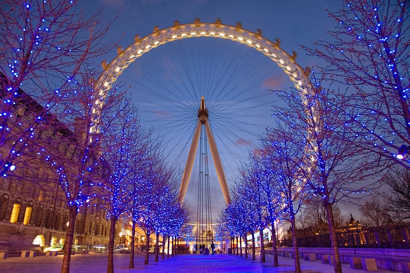 Roda gigante London Eye em Londres na Inglaterra iluminada Roda gigante London Eye em Londres na Inglaterra iluminada