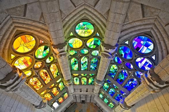 Interior do Templo Expiatório da Sagrada Família em Barcelona Interior do Templo Expiatório da Sagrada Família em Barcelona