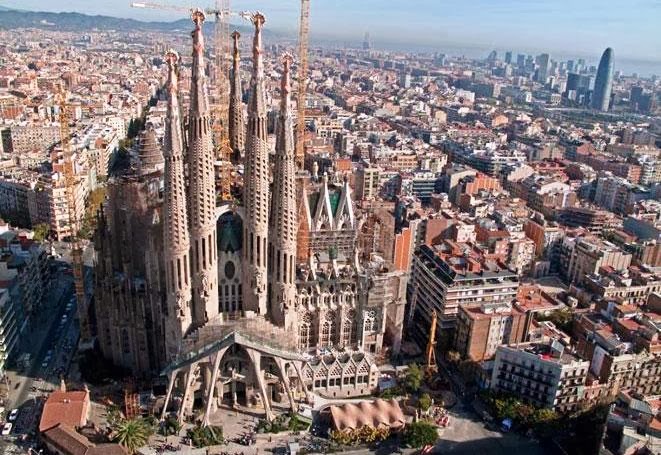 Vista do Templo Expiatório da Sagrada Família em Barcelona Vista do Templo Expiatório da Sagrada Família em Barcelona