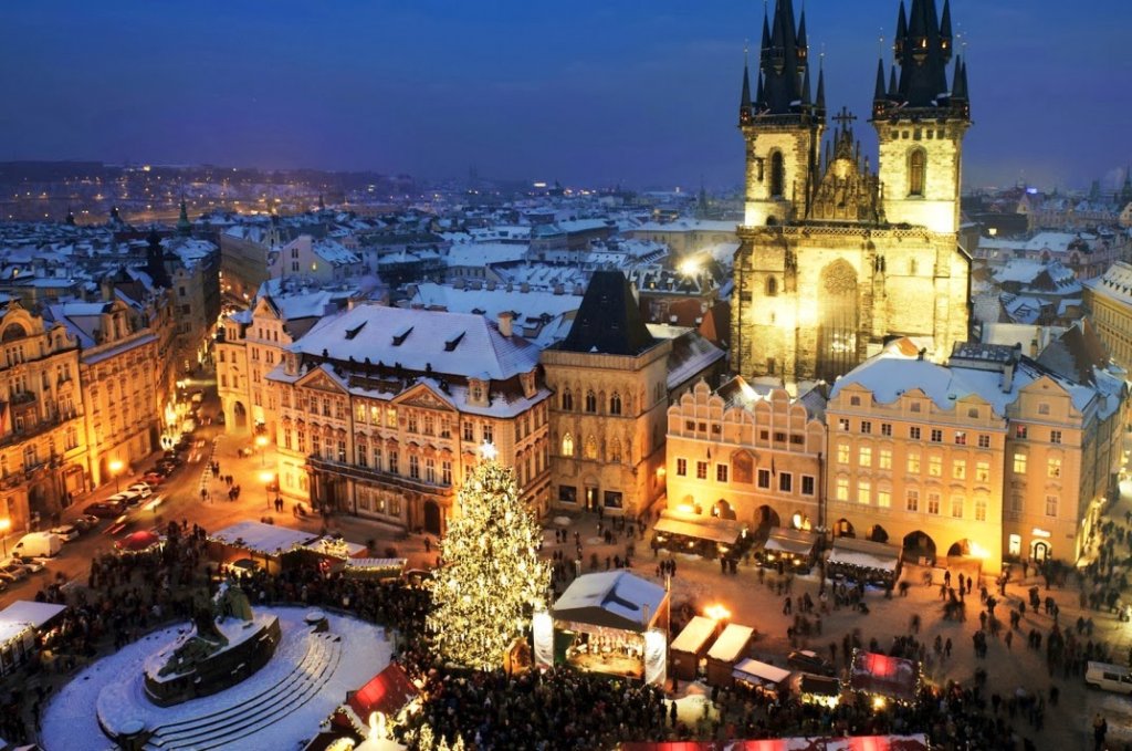 Praça da Cidade Velha em Praga iluminada durante a noite Praça da Cidade Velha em Praga iluminada durante a noite