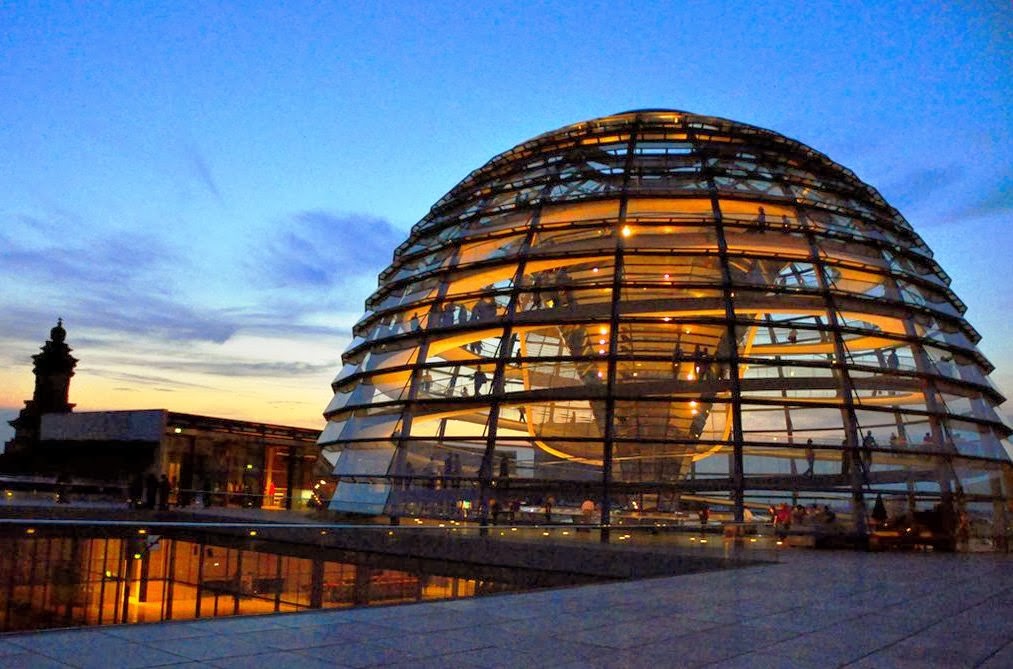Cúpula de vidro do Prédio Reichstag em Berlim Cúpula de vidro do Prédio Reichstag em Berlim