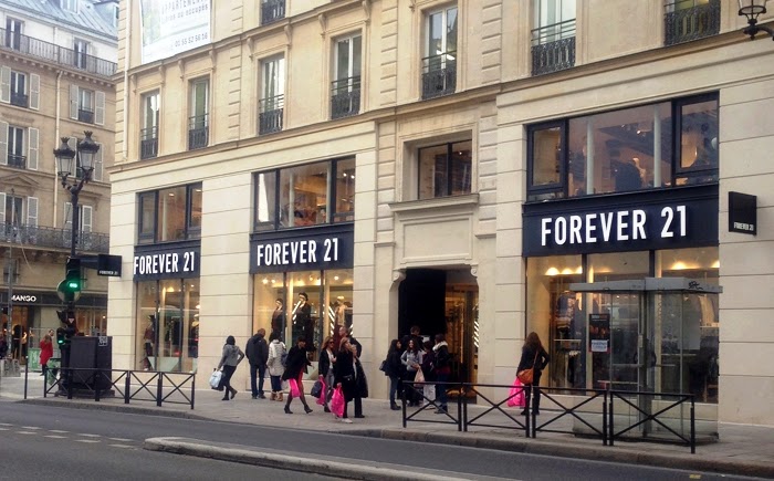 Lojas de roupas na Rue Rivoli em Paris Lojas de roupas na Rue Rivoli em Paris