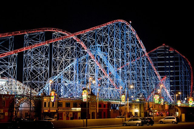 Montanha-russa do Parque Pleasure Beach em Blackpool Montanha-russa do Parque Pleasure Beach em Blackpool