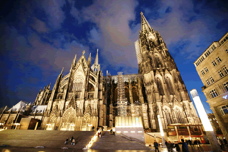 Catedral de Colônia na Alemanha iluminada durante a noite Catedral de Colônia na Alemanha iluminada durante a noite