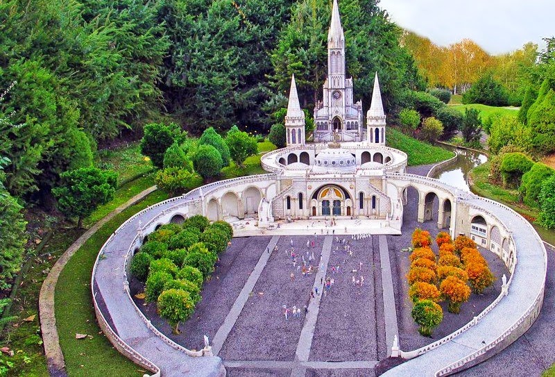 Santuário de Lourdes na França visto de cima Santuário de Lourdes na França visto de cima