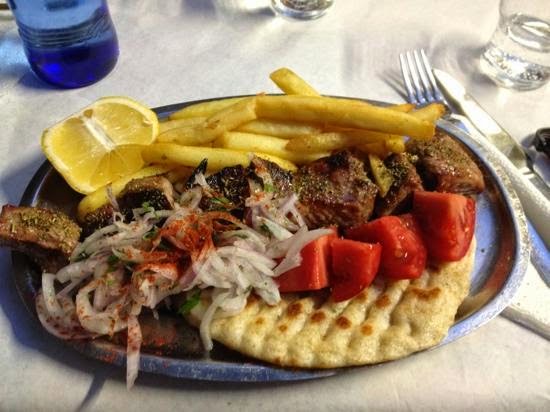 Prato servido no restaurante Thanasis Souvlaki em Atenas Prato servido no restaurante Thanasis Souvlaki em Atenas