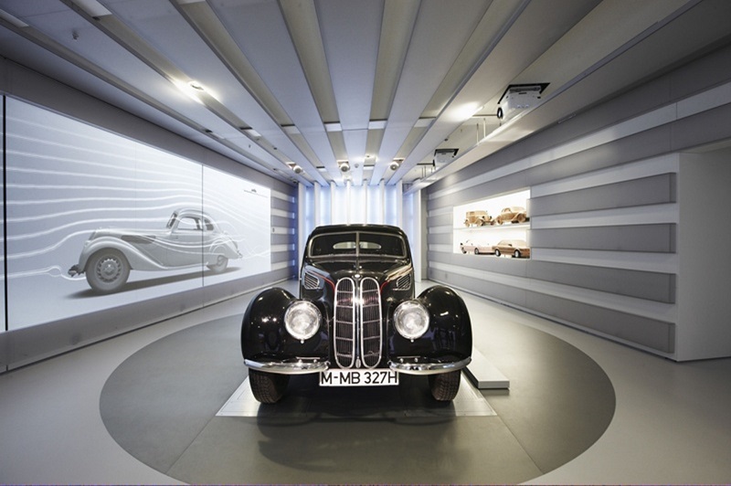 Carro antigo exposto no Museu da BMW Carro antigo exposto no Museu da BMW