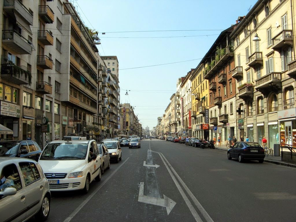 Carros na Corso Buenos Aires em Milão Carros na Corso Buenos Aires em Milão