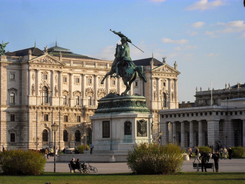 Pessoas na Praça Heldenplatz em Viena Pessoas na Praça Heldenplatz em Viena