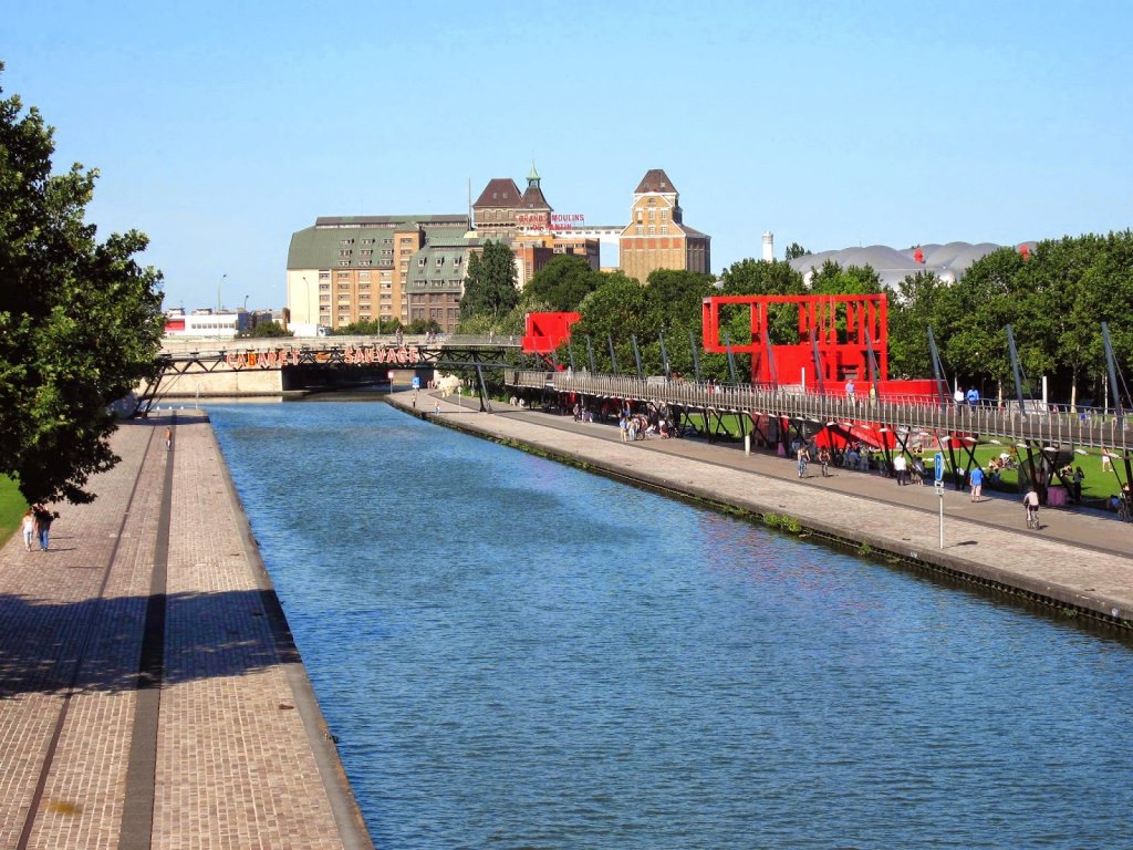 Canal no Parque La Villette em Paris Canal no Parque La Villette em Paris