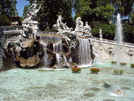 Fonte do Parco del Valentino em Turim Fonte do Parco del Valentino em Turim