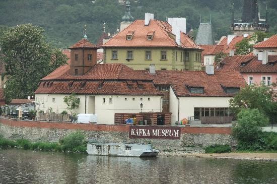 Franz Kafka Museum em Praga visto de longe Franz Kafka Museum em Praga visto de longe