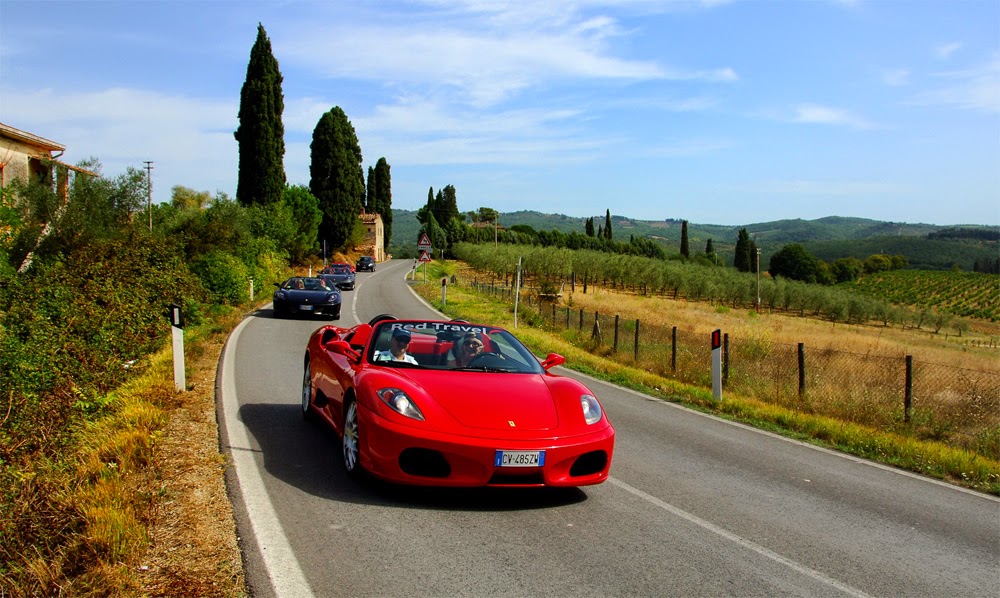 Ferrari em estrada italiana Ferrari em estrada italiana