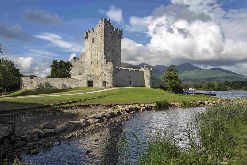 Castelo em Ring of Kerry em Killarney na Irlanda Castelo em Ring of Kerry em Killarney na Irlanda