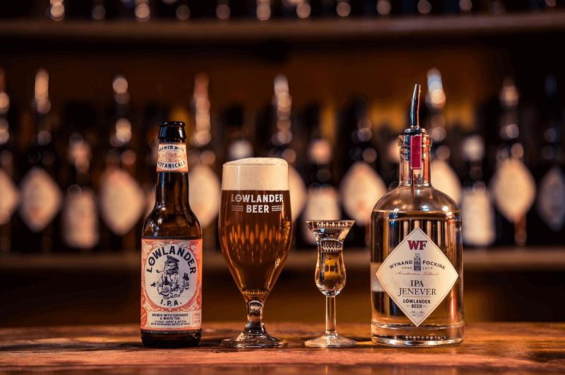 Cerveja e bebida alemã Jenever em balcão Cerveja e bebida alemã Jenever em balcão