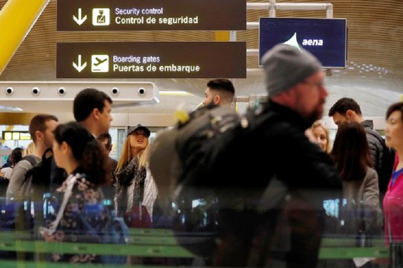 Pessoas em aeroporto da Espanha Pessoas em aeroporto da Espanha