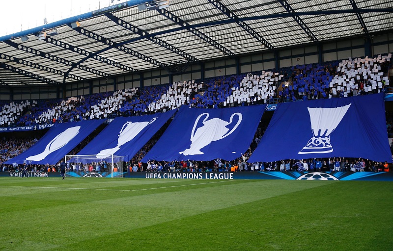 Torcedores no estádio Stamford Bridge do Chelsea Torcedores no estádio Stamford Bridge do Chelsea