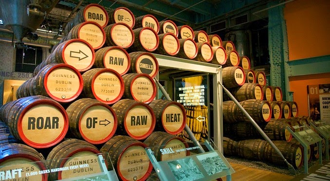 Barris no Museu da Cerveja Guinness Storehouse em Dublin Barris no Museu da Cerveja Guinness Storehouse em Dublin
