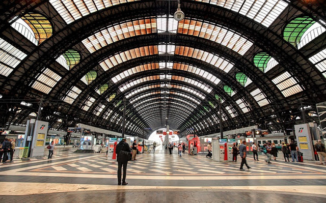 Estação de trem na Europa Estação de trem na Europa