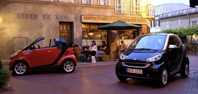 Carros parados em rua Carros parados em rua