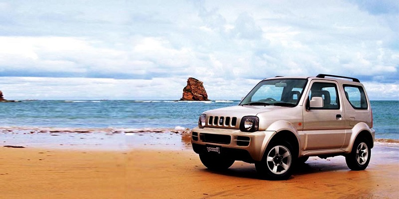Carro parado e paisagem de fundo Carro parado e paisagem de fundo