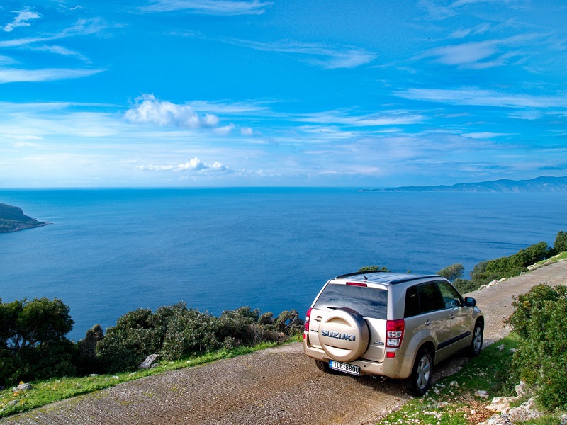 Carro parado e paisagem de fundo Carro parado e paisagem de fundo