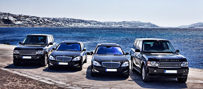 Carros de luxo parados com mar de fundo Carros de luxo parados com mar de fundo