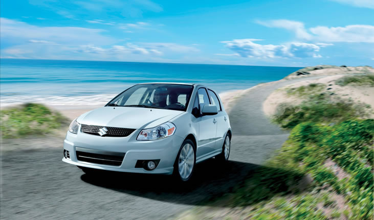 Carro em estrada com praia de fundo Carro em estrada com praia de fundo