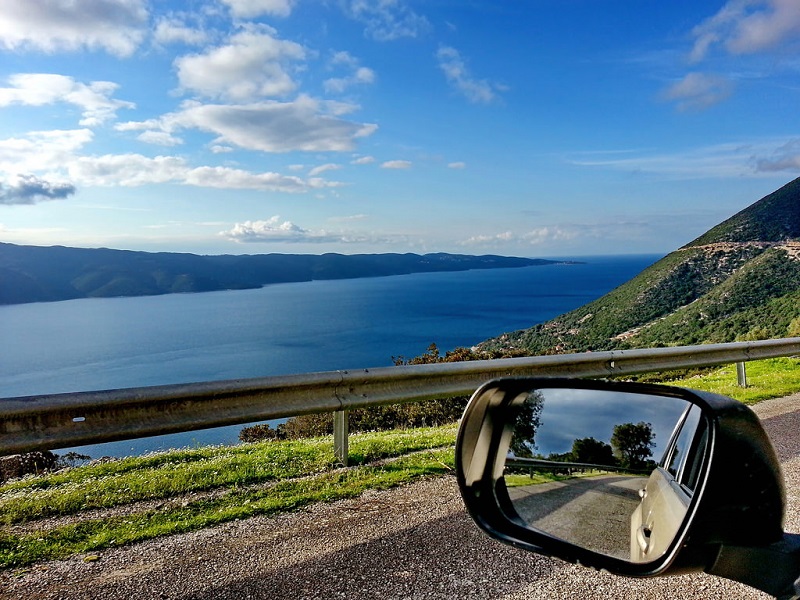 Retrovisor de carro e paisagem de fundo Retrovisor de carro e paisagem de fundo