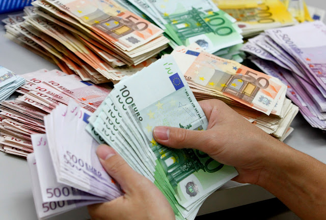 Pessoa com notas de euros Pessoa com notas de euros