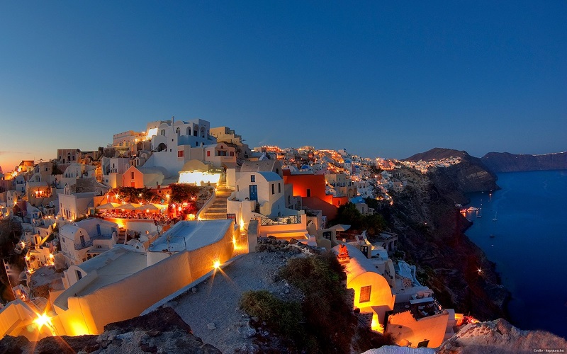 Santorini na Grécia iluminada durante a noite Santorini na Grécia iluminada durante a noite