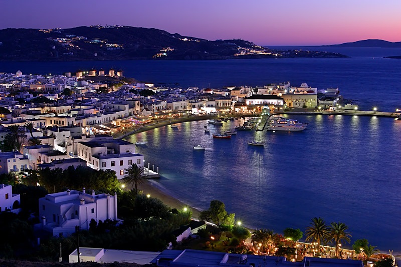 Mykonos na Grécia iluminada de noite Mykonos na Grécia iluminada de noite