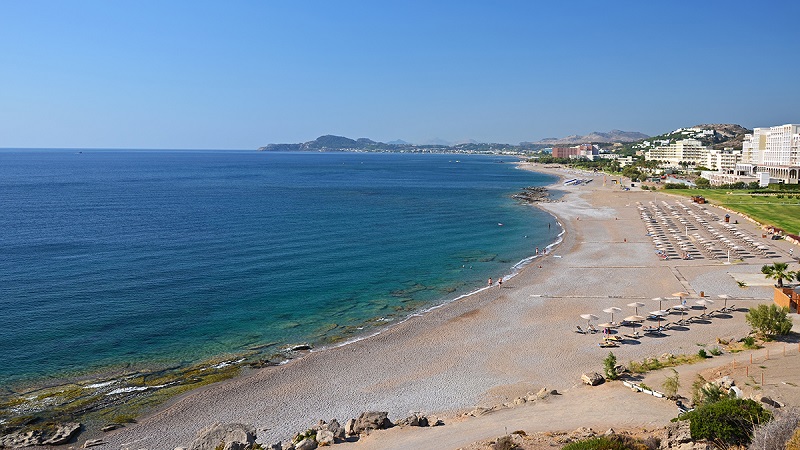 Praia de Faliraki na ilha de Rodes Praia de Faliraki na ilha de Rodes