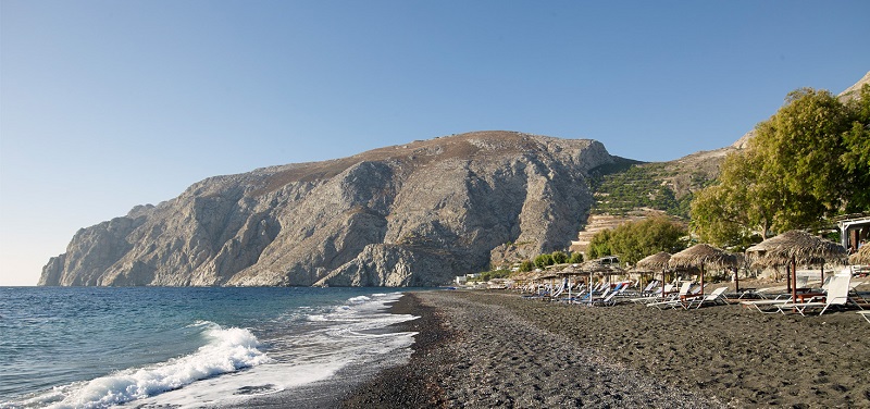 Praia Kamari na ilha de Santorini Praia Kamari na ilha de Santorini