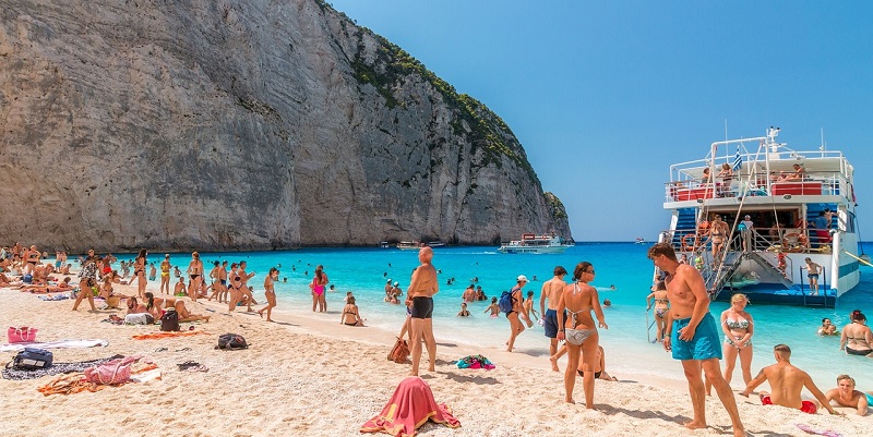 Pessoas na Praia de Navagio em Zaquintos Pessoas na Praia de Navagio em Zaquintos