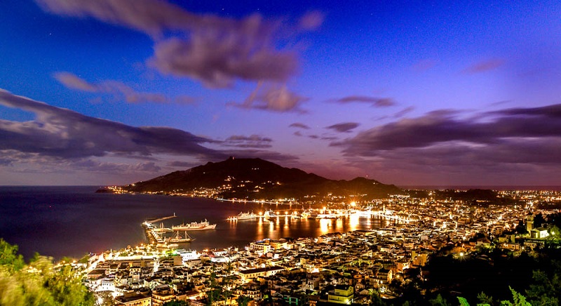Vila de Zaquintos iluminada de noite Vila de Zaquintos iluminada de noite