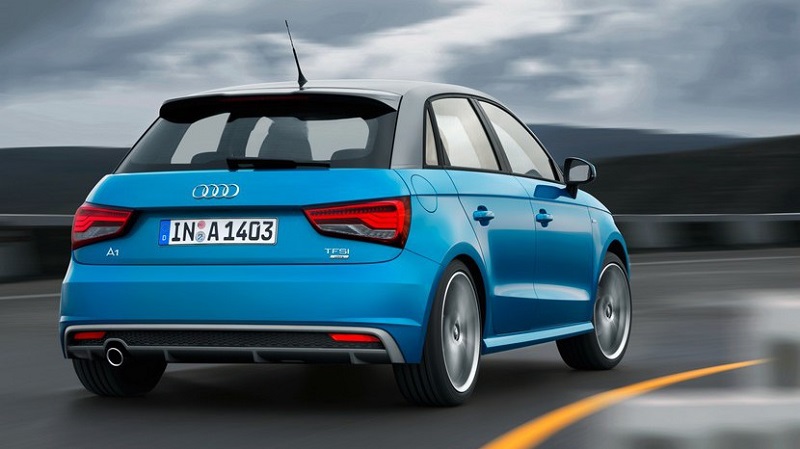Carro azul em movimento Carro azul em movimento