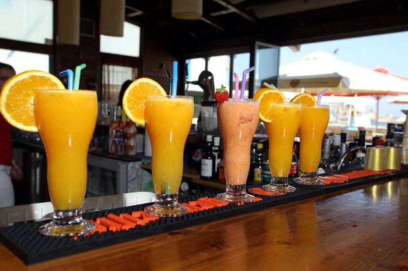 Bebidas em balcão de bar Bebidas em balcão de bar