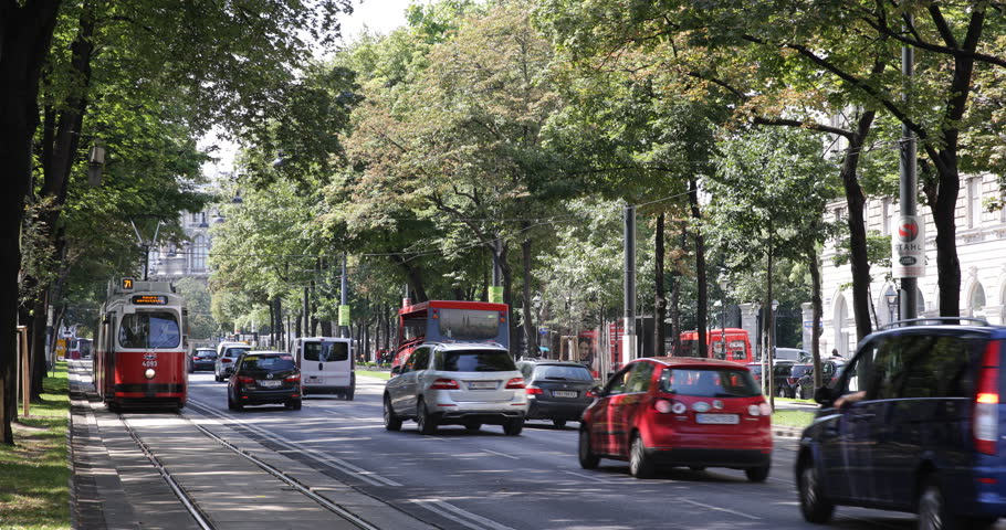 Carros e bonde em rua de Viena Carros e bonde em rua de Viena