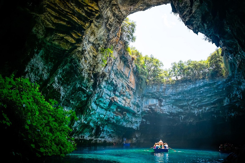 Caverna Melissani na ilha de Cefalônia Caverna Melissani na ilha de Cefalônia