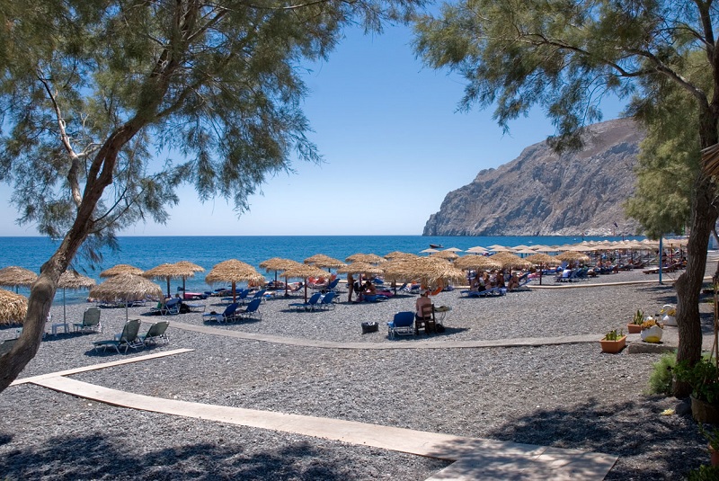 Praia Kamari em Santorini Praia Kamari em Santorini