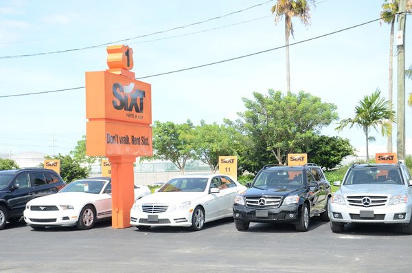 Carros parados em locadora Carros parados em locadora